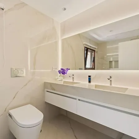 Grand Estate With Tropical Gardens *