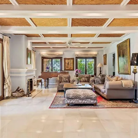 Grand Mansion With Tropical Park マルベーリャ