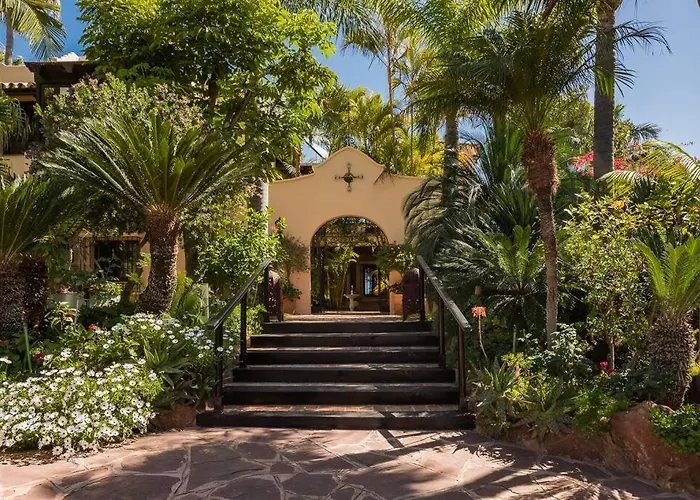 Grand Estate With Tropical Gardens 别墅