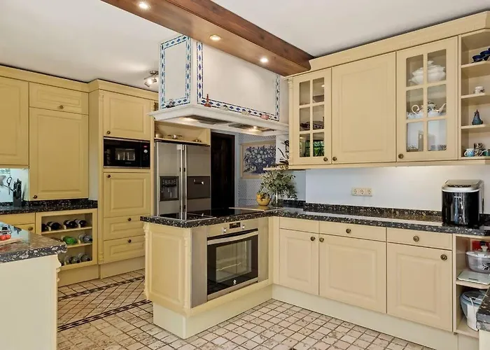 Grand Estate With Tropical Gardens 别墅 *